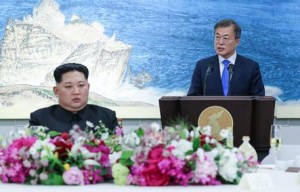 epa06696575 South Korean president Moon Jae-In (R) speaks as North Korean leader Kim Jong-un (L) looks on during a reception dinner at the Peace House on Joint Security Area (JSA) on the Demilitarized Zone (DMZ) in the border village of Panmunjom in Paju, South Korea, 27 April 2018. South Korean President Moon Jae-in and North Korean leader Kim Jong-un are meeting at the Peace House in Panmunjom for an inter-Korean summit. The event marks the first time a North Korean leader has crossed the border into South Korea since the end of hostilities during the Korean War.  EPA/KOREA SUMMIT PRESS / POOL