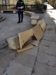 Panchina distrutta a Bari Vecchia