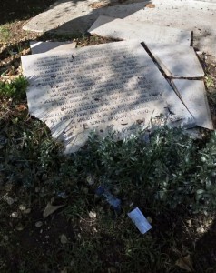 Rotta lapide monumento Aldo Moro a Bari