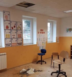 Crolla controsoffitto in scuola Taranto dopo botto e infiltrazione