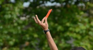 L'arbitro alza un cartellino rosso durante una partita di calcio, 28 maggio 2012. ANSA/FRANCO SILVI