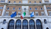 23-02-21 omicidio ambasciatore italiano in Congo_a mezz'asta le bandiere del Palazzo della città metropolitana